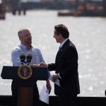 Chris Horton, Operating Engineer for Tappan Zee Constructors, LLC  shaking hands with Governor Cuomo.