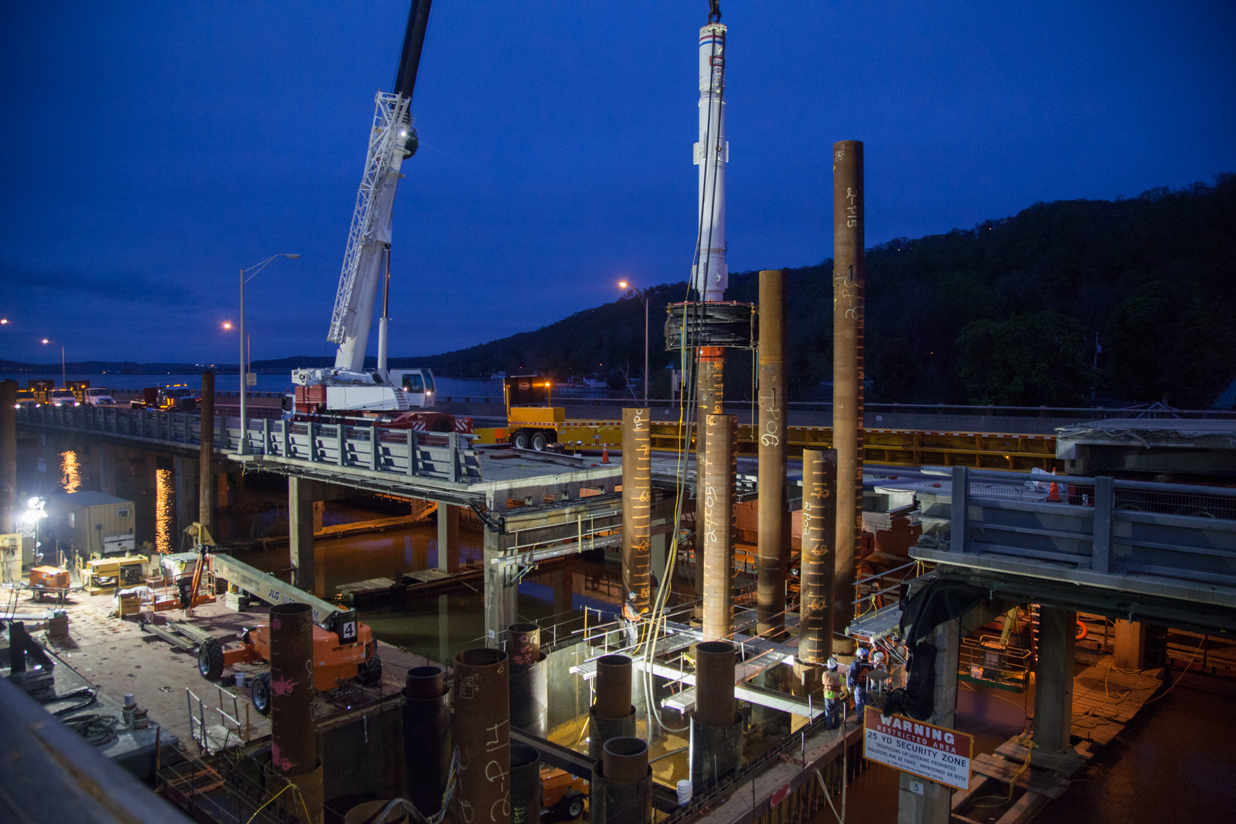 Foundations for one of the new bridge’s piers were successfully installed by temporarily removing portions of the existing bridge’s road deck.